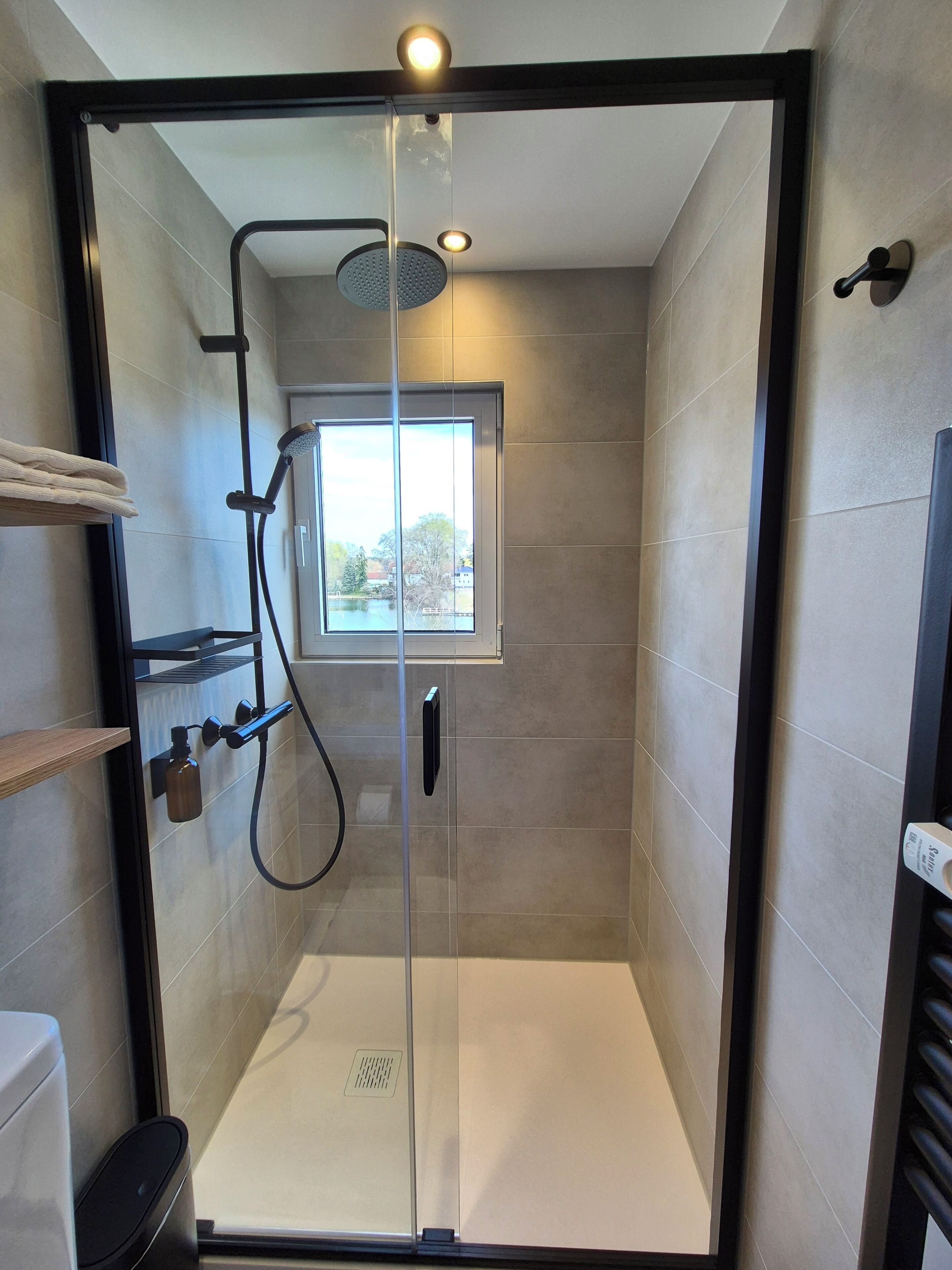 Zweibettzimmer, Stadtblick | Badezimmer | Dusche, Haartrockner, Handtücher, Seife