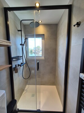 Twin kamer, uitzicht op de stad | Badkamer | Een douche, een haardroger, handdoeken, zeep