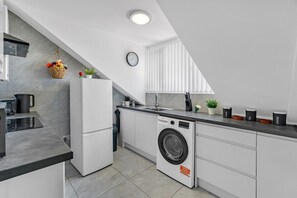 Fridge, microwave, oven, stovetop - Spacious & Luxury 3 Bedroom House In Bristol (Totterdown)