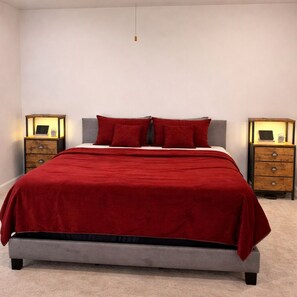 4 bedrooms, iron/ironing board, WiFi, bed sheets - EbereAmuse Family Getaway, Spacious 4-bedroom house in peaceful Richmond with AC (Richmond)