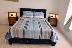 Room - EbereAmuse Family Getaway, Spacious 4-bedroom house in peaceful Richmond with AC (Richmond)