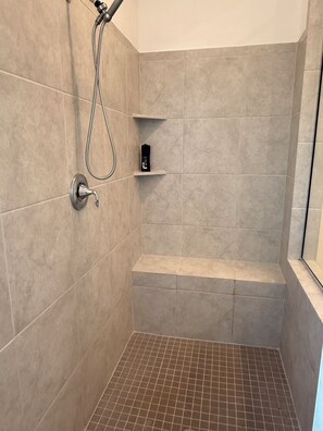 Shower, hair dryer, towels, soap - EbereAmuse Family Getaway, Spacious 4-bedroom house in peaceful Richmond with AC (Richmond)