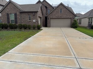 Property grounds - EbereAmuse Family Getaway, Spacious 4-bedroom house in peaceful Richmond with AC (Richmond)
