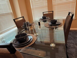 Dining - EbereAmuse Family Getaway, Spacious 4-bedroom house in peaceful Richmond with AC (Richmond)