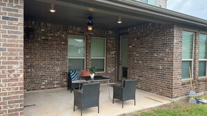 Outdoor dining - EbereAmuse Family Getaway, Spacious 4-bedroom house in peaceful Richmond with AC (Richmond)