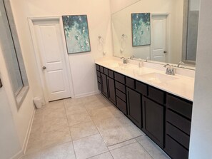 Bathroom - EbereAmuse Family Getaway, Spacious 4-bedroom house in peaceful Richmond with AC (Richmond)