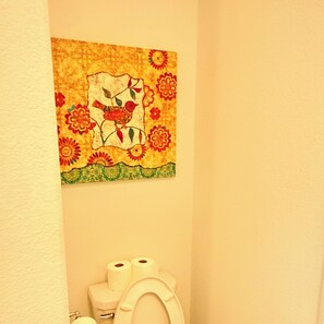 Shower, hair dryer, towels, soap - EbereAmuse Family Getaway, Spacious 4-bedroom house in peaceful Richmond with AC (Richmond)