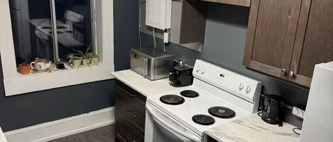 Réfrigérateur, four à micro-ondes, un four, surface de cuisson