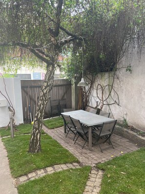 Outdoor dining - Vrbo Property (Montreuil)