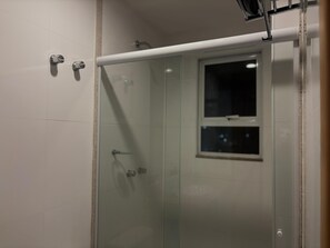 Een douche, een haardroger, handdoeken, zeep