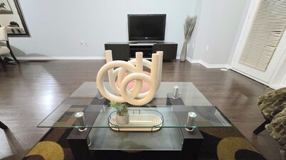 Spacious 3BR Home w/ 2 Parking • Near Square One, Dining & Transit