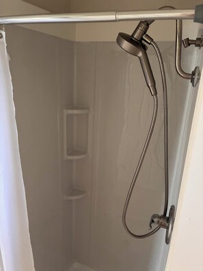 Shower, towels, soap, toilet paper - Tiny Home Honolulu (Honolulu)