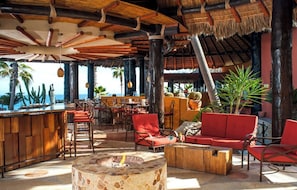 Bar (on property) - Hacienda del Mar Oceanfront Resort: Beautiful 1 Bedroom Luxury Villa Suite (Cabo San Lucas)