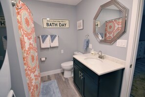 Douche, sèche-cheveux, serviettes fournies, savon