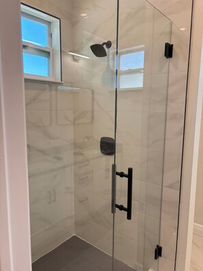 Shower, hair dryer, towels, soap - Between Rails and Smiles (Tampa)