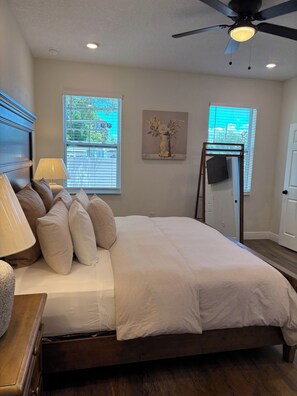 3 bedrooms, iron/ironing board, WiFi, bed sheets - Between Rails and Smiles (Tampa)
