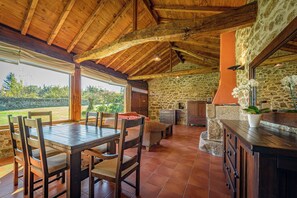 Casa, 6 habitaciones, junto a la alberca | Comedor
