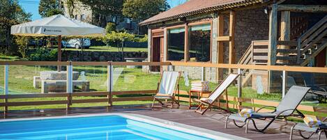 Piscine extérieure en saison