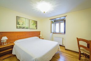 House, 6 Bedrooms, Poolside | Free WiFi