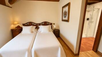 House, 6 Bedrooms, Poolside | Free WiFi