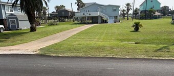 Surfside 2 blocks from Beach-Jetty-Splash pad 2 bdrm 3 bath