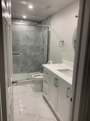 Hair dryer, towels, soap, toilet paper - Lower Unit of House in Brampton(private) (Brampton)