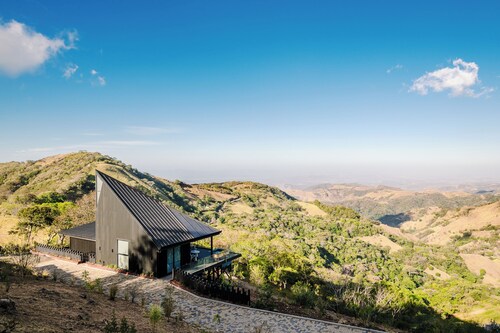 Cozy 2-bedroom villa in serene Monteverde with Pool and AC