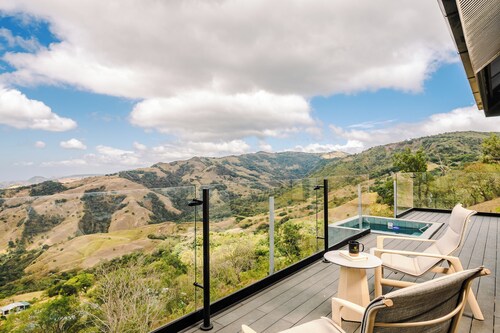Cozy 2-bedroom villa in serene Monteverde with Pool and AC