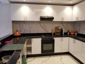 Private kitchen - Akenza Hospitality. Pleasant family stay in a superb villa with private pool (Marrakesh)
