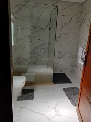 Regadera, toallas, jabón, papel de baño 