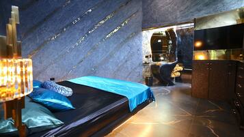 4 bedrooms, iron/ironing board, internet, bed sheets