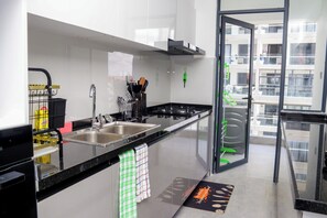 Fridge, microwave, oven, stovetop - 2-bedroom apartments in beautiful Kilimani, Nairobi, perfect for your getaway. (Nairobi)