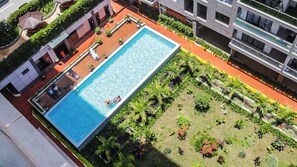 A rooftop pool with surrounding greenery and a multi-story building. - 2-bedroom apartments in beautiful Kilimani, Nairobi, perfect for your getaway. (Nairobi)