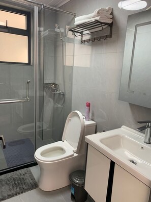Shower, towels, soap, toilet paper - 2-bedroom apartments in beautiful Kilimani, Nairobi, perfect for your getaway. (Nairobi)
