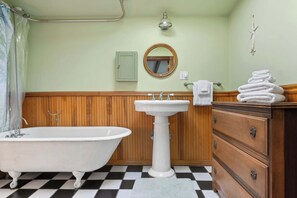 Shower, hair dryer, towels, shampoo - Dog-Friendly Beach Cottage | BBQ+Patio+King Bed (Bodega Bay)