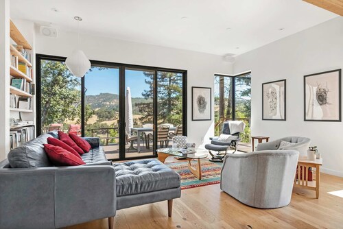 Modern Hillside Retreat | Hot Tub | Views | Bocce