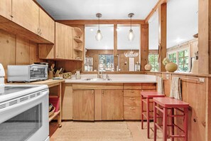 Fridge, microwave, oven, stovetop - Russian River Retreat: Private Beach & DogFriendly (Forestville)