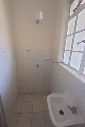 Regadera, toallas, papel de baño 