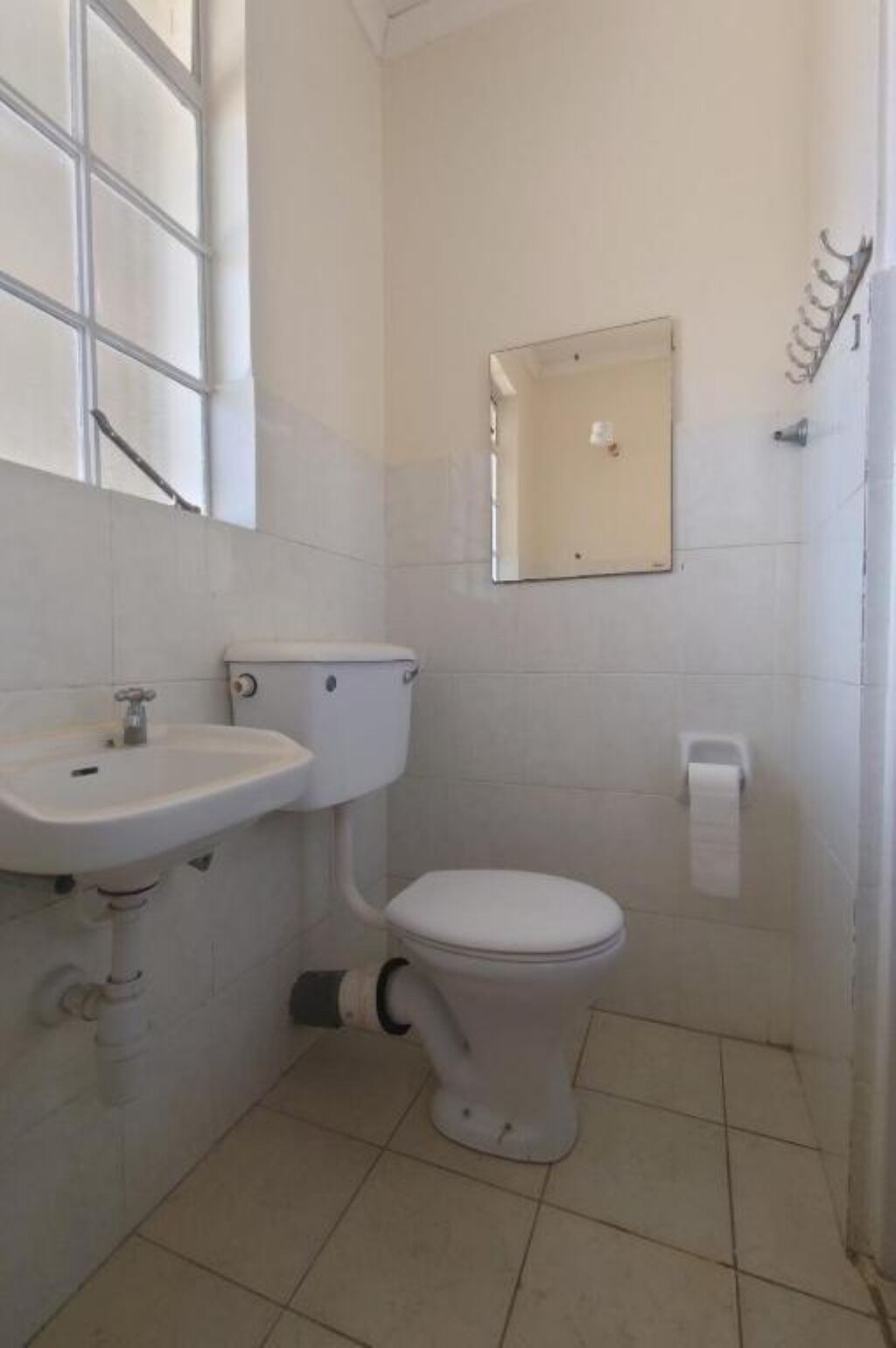 Douche, serviettes fournies, papier toilette