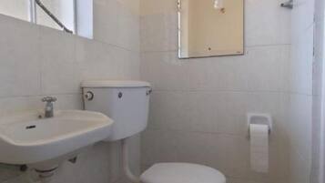 Douche, serviettes fournies, papier toilette