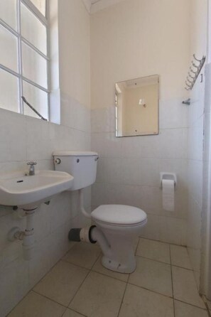 Regadera, toallas, papel de baño 