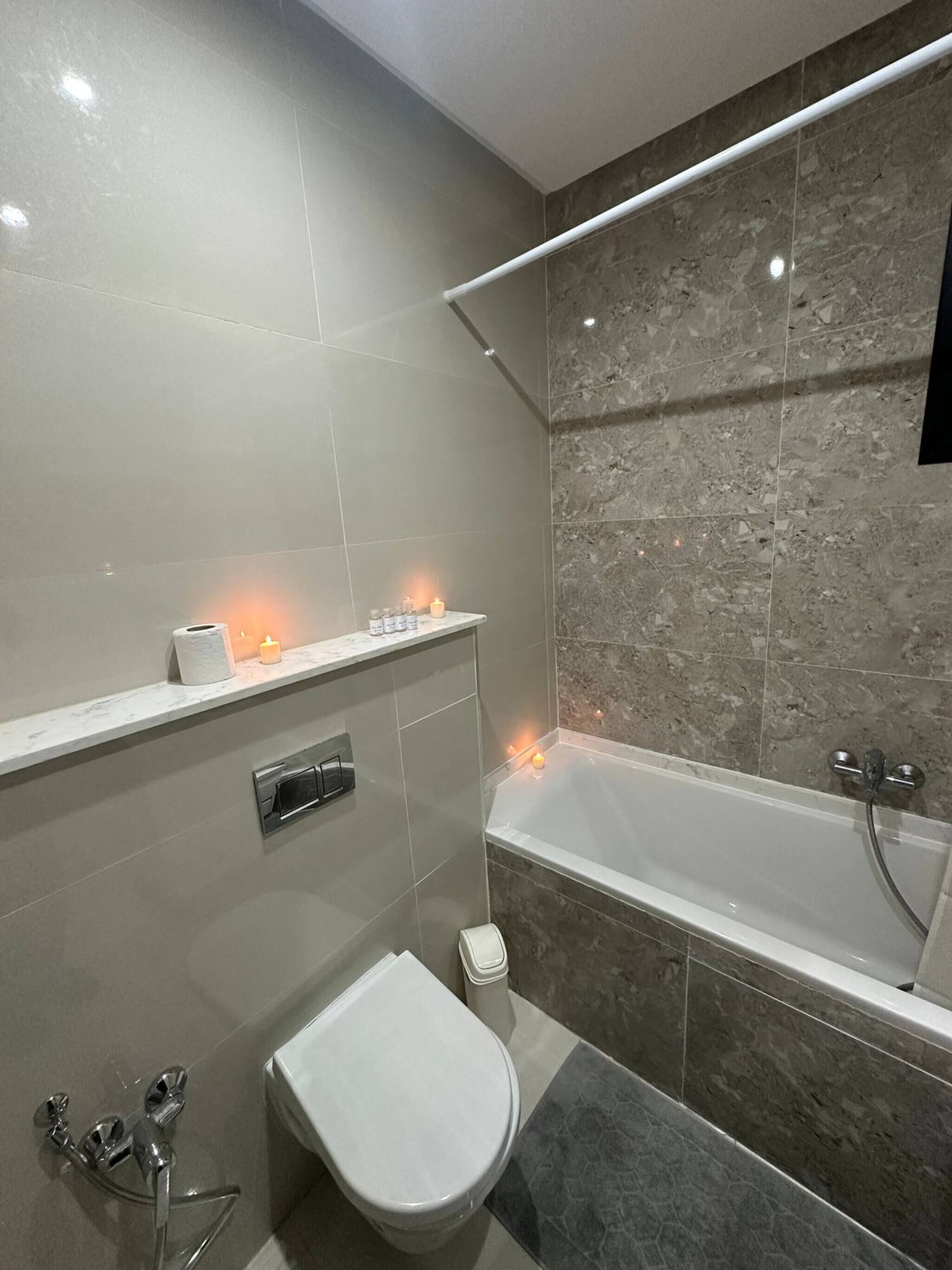 Un baño moderno con bañera, inodoro y tocador.