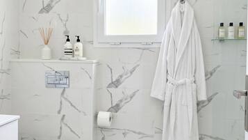 Apartment, 2 Bedrooms, Accessible, Smoking | Bathroom
