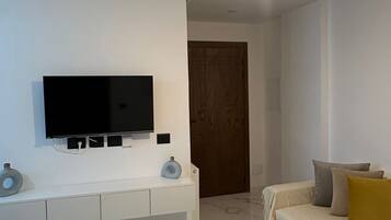 Apartment, 2 Bedrooms, Accessible, Smoking | Living area