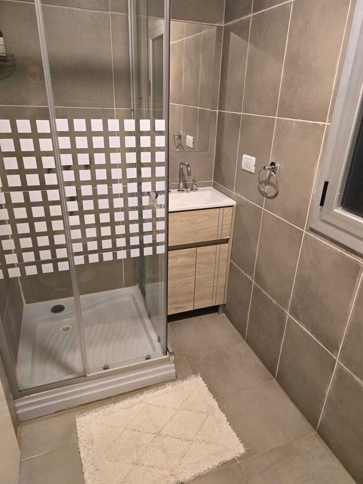 Douche, bidet, serviettes fournies, savon