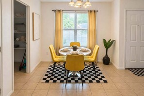 Dining - Oak & Yellow-2b2b, remote work, ATT stdm, wifi (Euless)