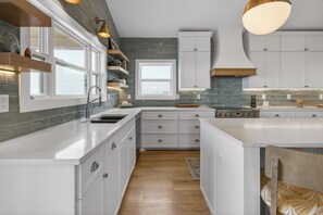 Fridge, microwave, oven, stovetop - True Beachfront New Build with Huge Oceanview Deck - Sans Souci Sleeps 12 (Port Aransas)