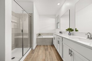 Hair dryer, towels, soap, shampoo - Luxury Reunion Resort 6BR Villa Private Pool, Spa & Disney Nearby (Kissimmee)