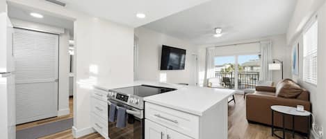 Refrigerador, microondas, horno, placa de cocina