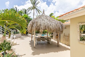 Outdoor dining - Casa Kadushi – 4-person apartment in Jan Thiel (Jan Thiel)